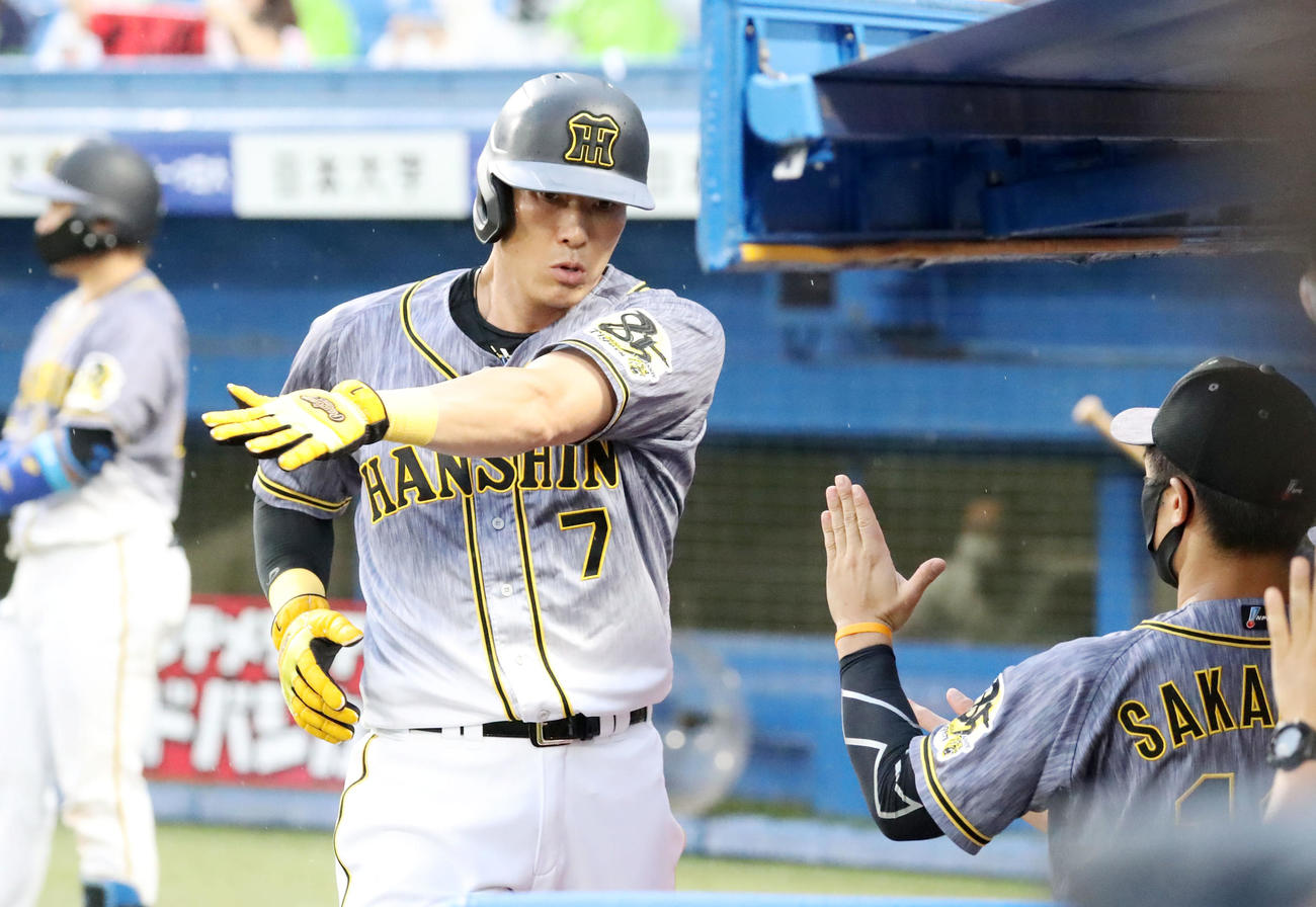ヤクルト対阪神　1回表阪神無死二、三塁、糸井は大山の遊ゴロで生還し、ナインとエアタッチ（撮影・加藤哉）