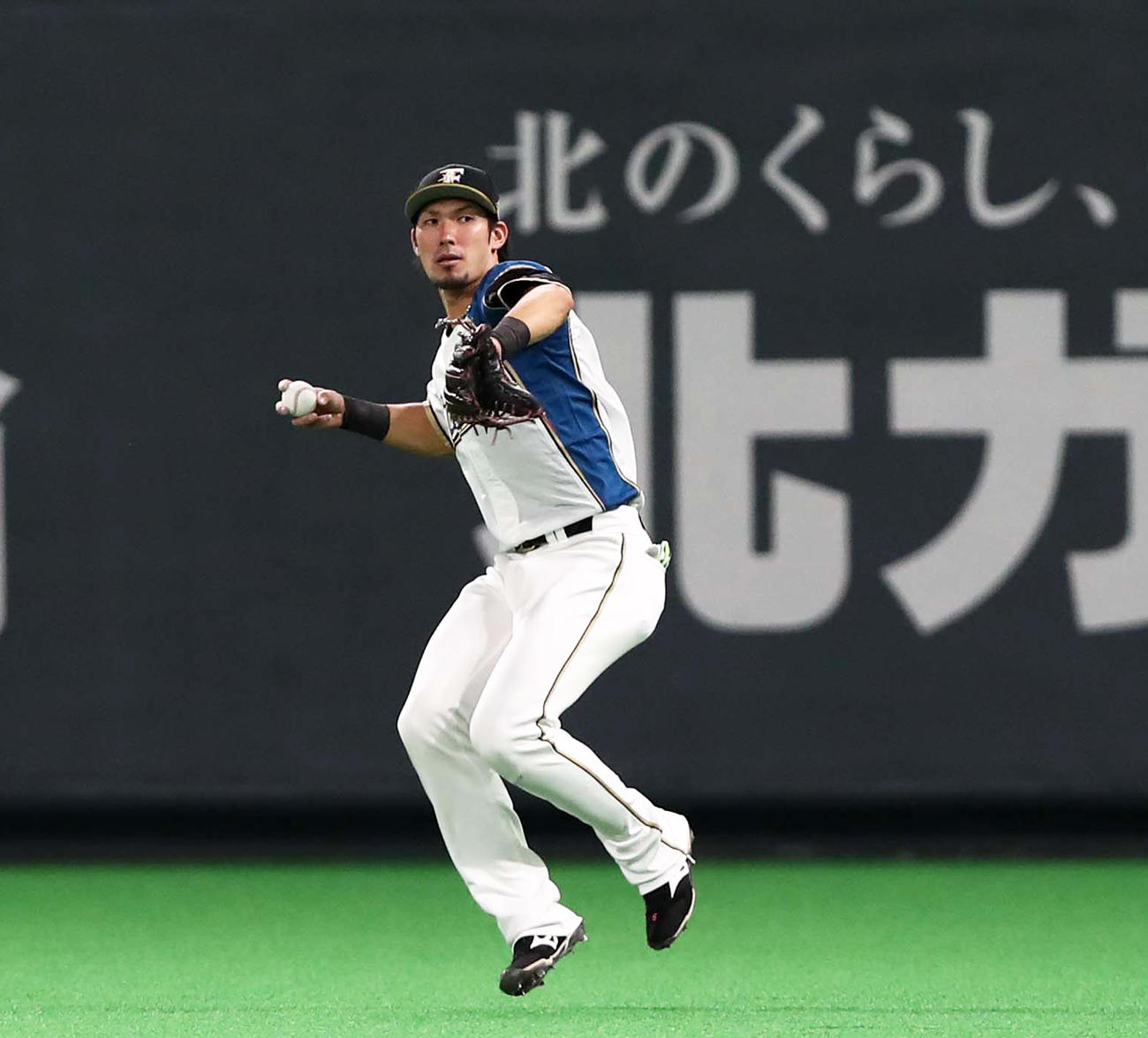 6回表オリックス1死一、二塁、T－岡田の右前打で二塁走者の宗を本塁で補殺する大田（撮影・黒川智章）