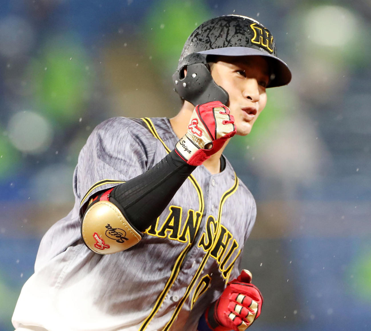 ヤクルト対阪神　6回表阪神1死一、二塁、木浪は右中間へ3点本塁打を放ちガッツポーズ（撮影・加藤哉）