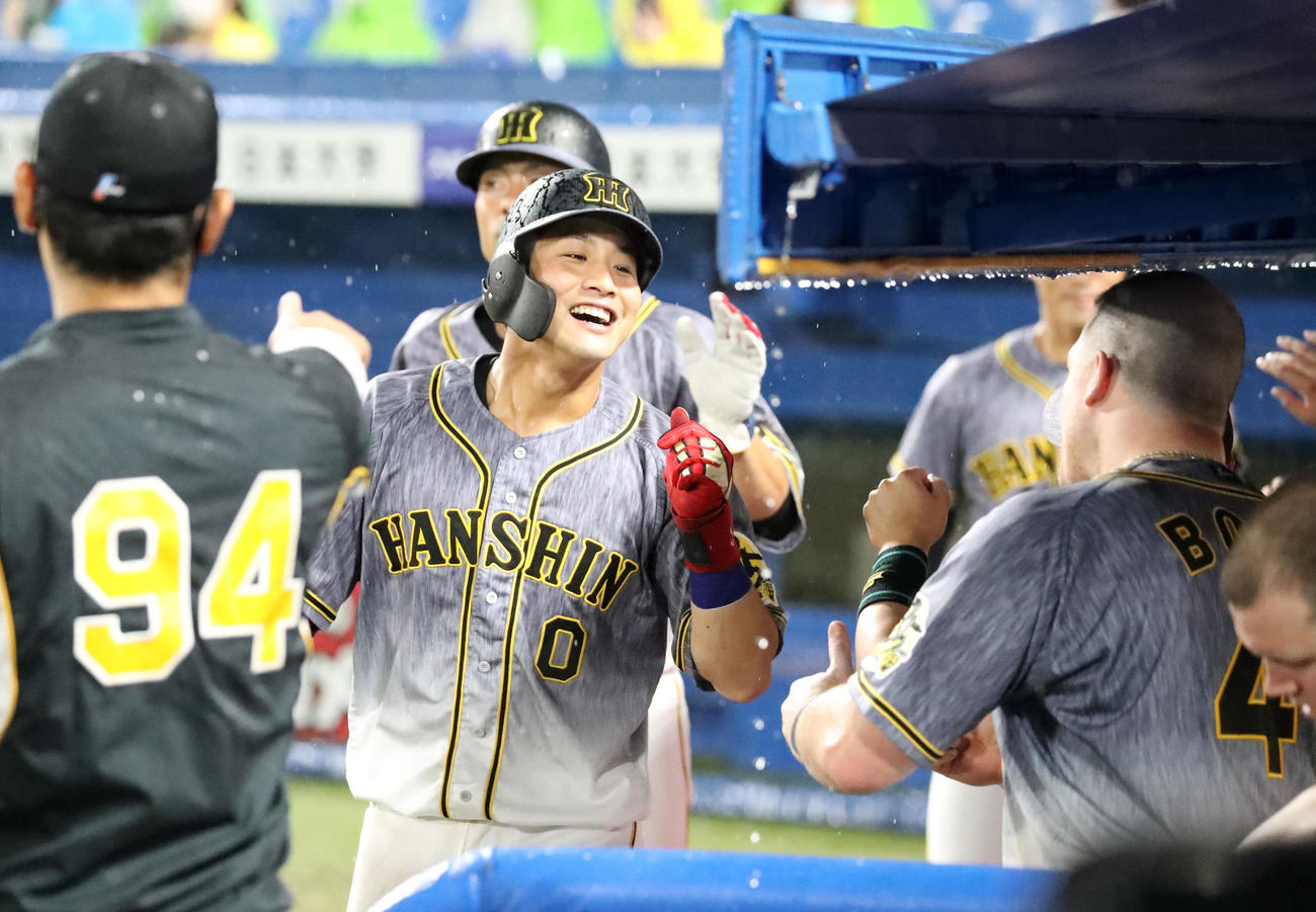 ヤクルト対阪神　6回表阪神1死一、二塁、木浪は右中間へ3点本塁打を放ちナインとエアタッチ（撮影・加藤哉）