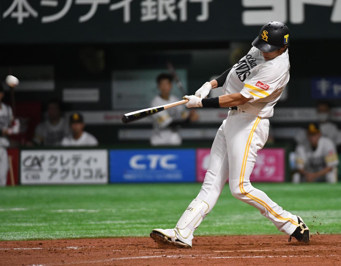 ソフトバンク対西武　3回裏ソフトバンク1死一塁、柳田は右越えに通算1000安打を放つ（撮影・今浪浩三）