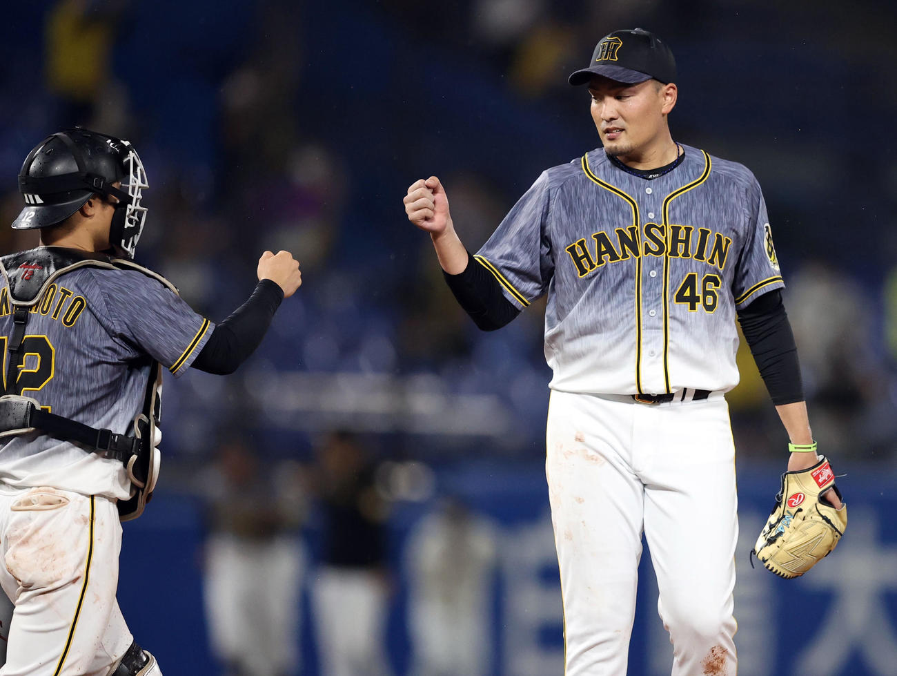 ヤクルト対阪神　試合後、坂本（左）とエアタッチを交わす秋山（撮影・狩俣裕三）