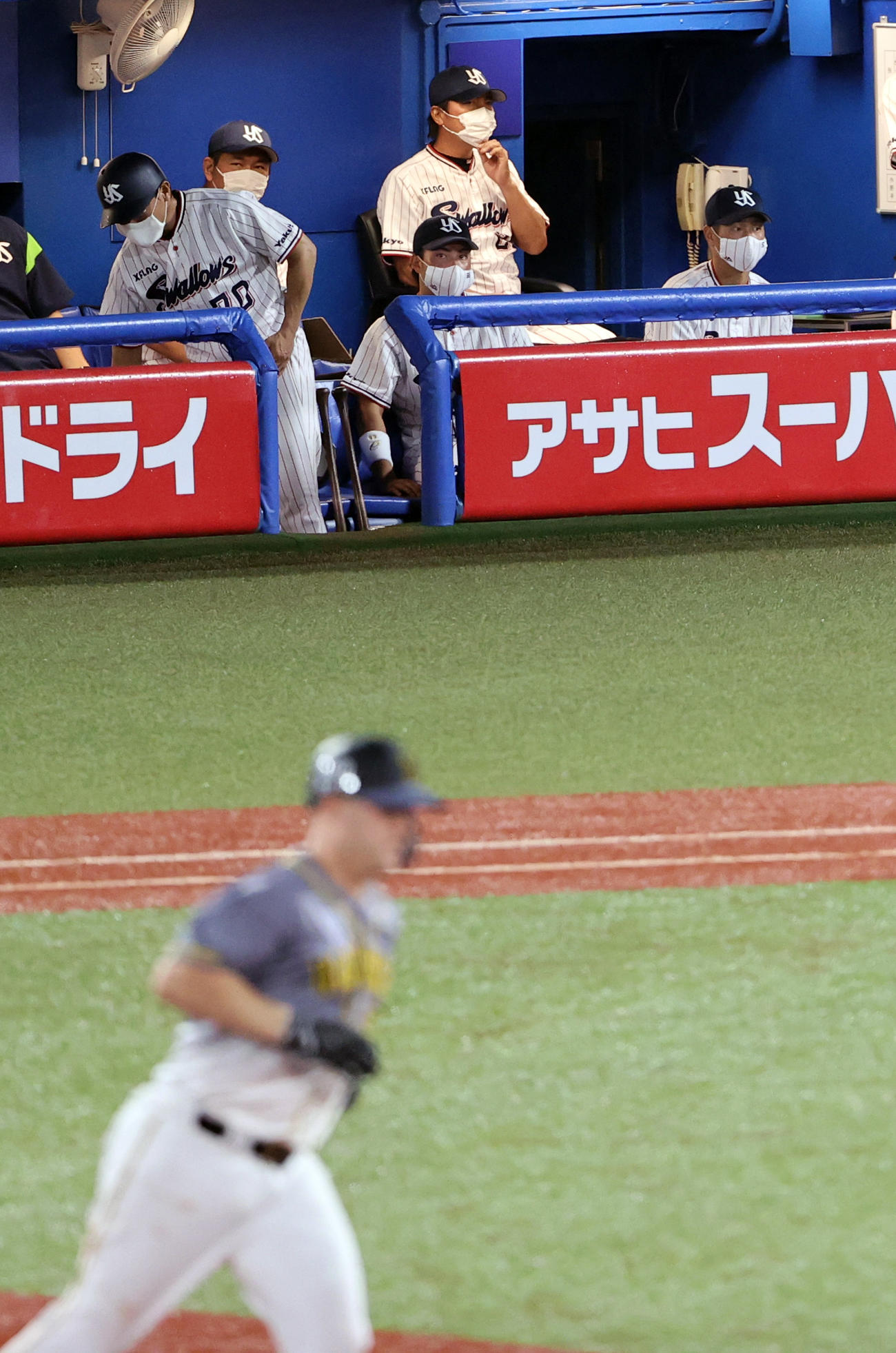 ヤクルト対阪神　4回表阪神無死満塁、サンズに満塁本塁打を浴び、厳しい表情のヤクルト高津監督（奥）（撮影・浅見桂子）