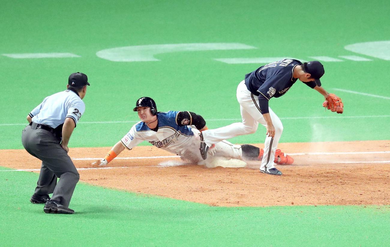 日本ハム対オリックス　7回裏日本ハム1死一塁、杉谷はセーフティーバントを決め、頭から一塁に滑り込む（撮影・佐藤翔太）