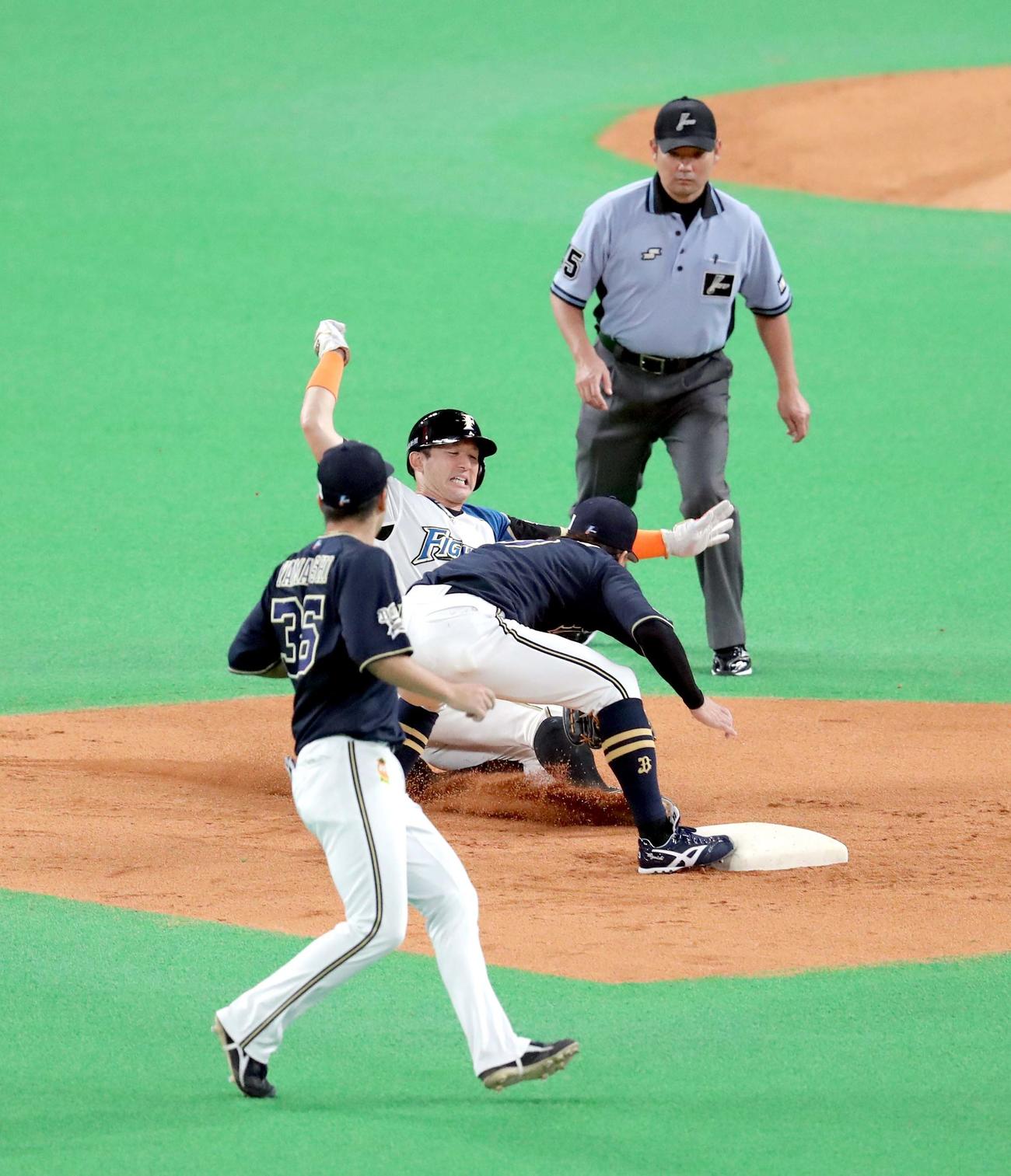 日本ハム対オリックス　3回裏日本ハム無死一塁、杉谷は二盗を試みるも失敗に終わる（撮影・佐藤翔太）