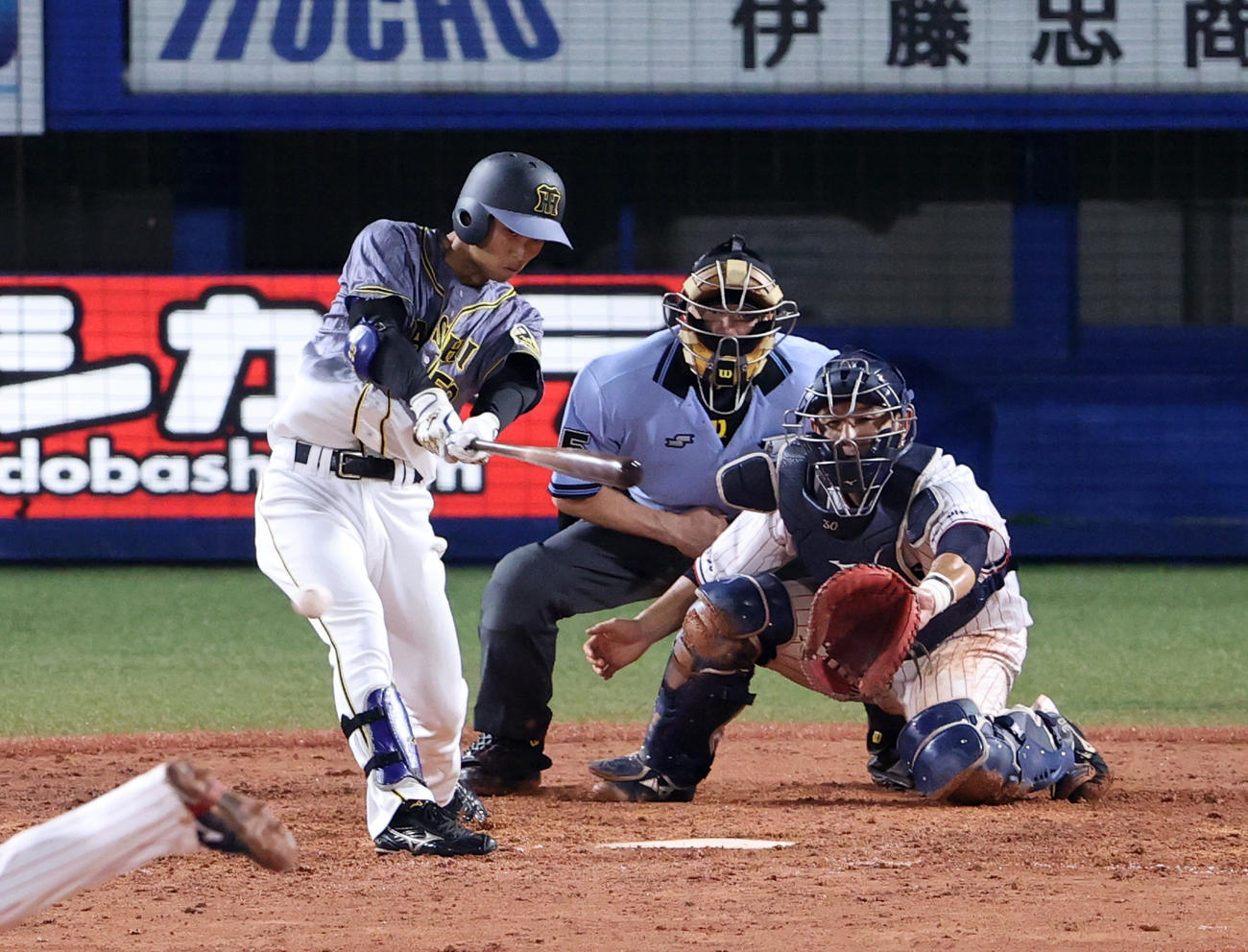 ヤクルト対阪神　9回表阪神1死一、三塁、島田は適時打を放つ（撮影・浅見桂子）