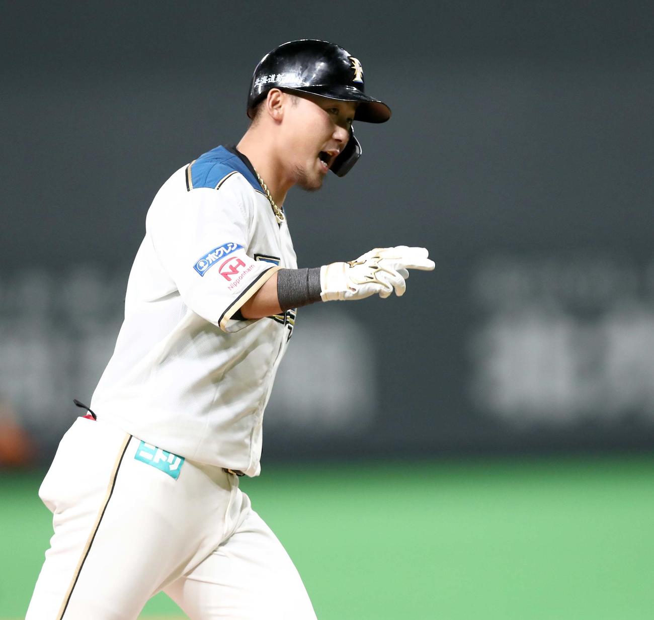 日本ハム対オリックス　7回裏日本ハム2死一、二塁、左越え3点本塁打を放ち叫ぶ中田（撮影・黒川智章）