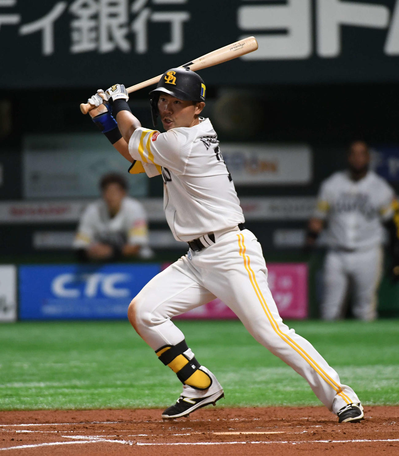 ソフトバンク対西武　6回裏ソフトバンク2死満塁、中村晃は左翼線に走者一掃の勝ち越し適時二塁打を放つ（撮影・今浪浩三）