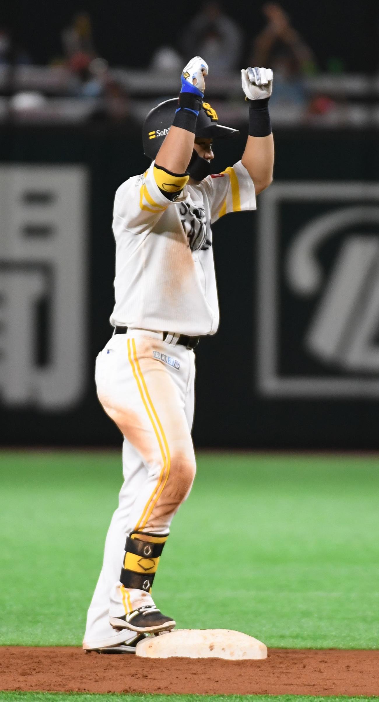 ソフトバンク対西武　6裏ソフトバンク2死満塁、中村晃は左翼線に走者一掃の勝ち越し適時二塁打を放ちガッツポーズ（撮影・今浪浩三）