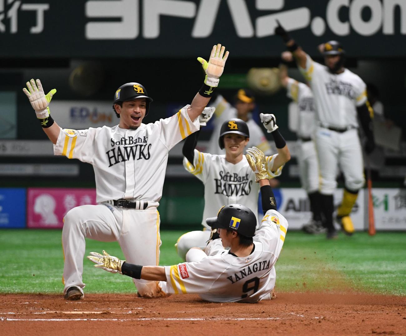 ソフトバンク対西武　6裏ソフトバンク2死満塁、中村の左翼線に走者一掃の適時打一塁から生還した柳田を出迎える松田宣、周東らナイン（撮影・今浪浩三）