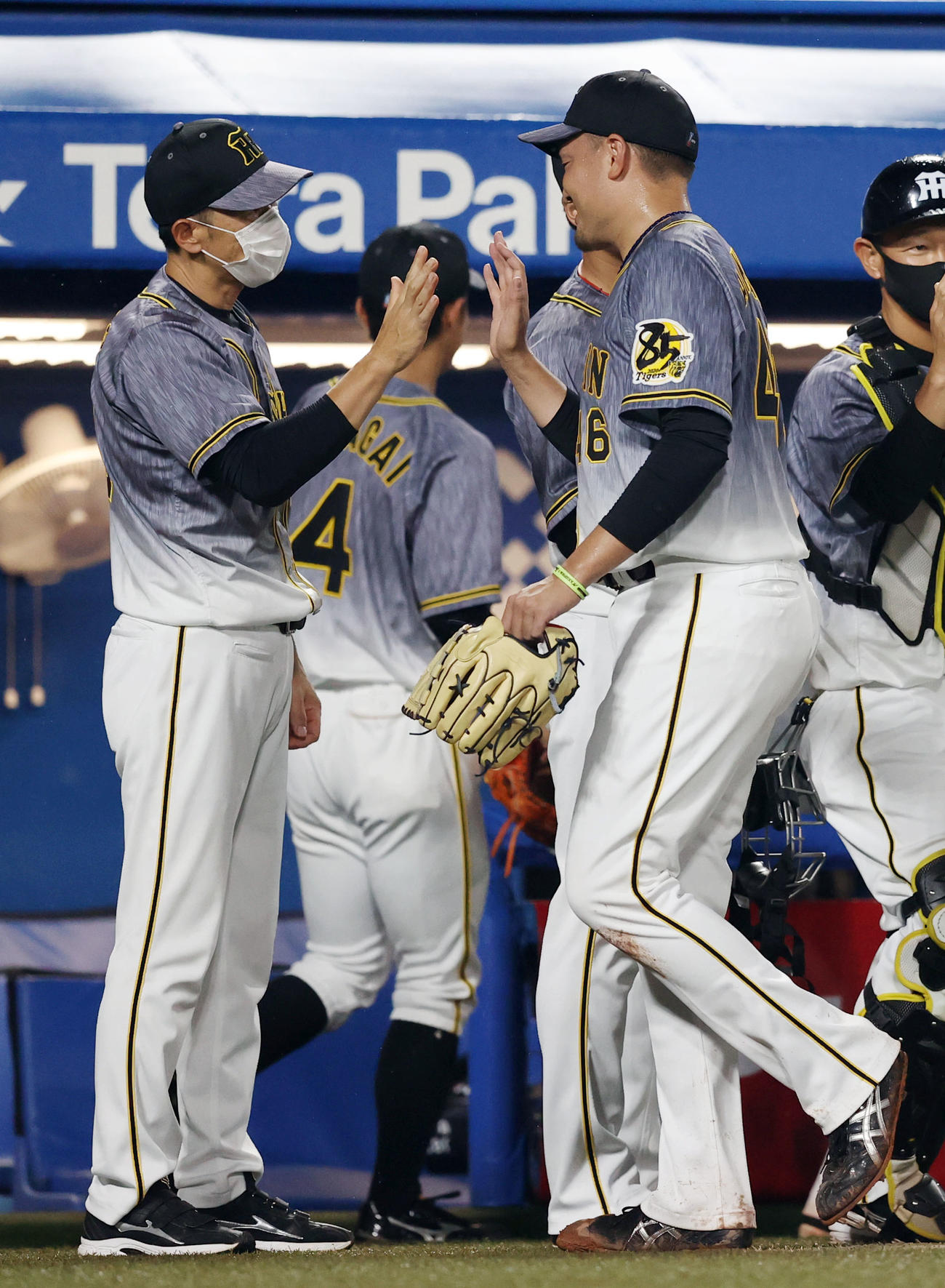 ヤクルト対阪神　試合後、秋山（右）を迎える矢野監督（撮影・狩俣裕三）