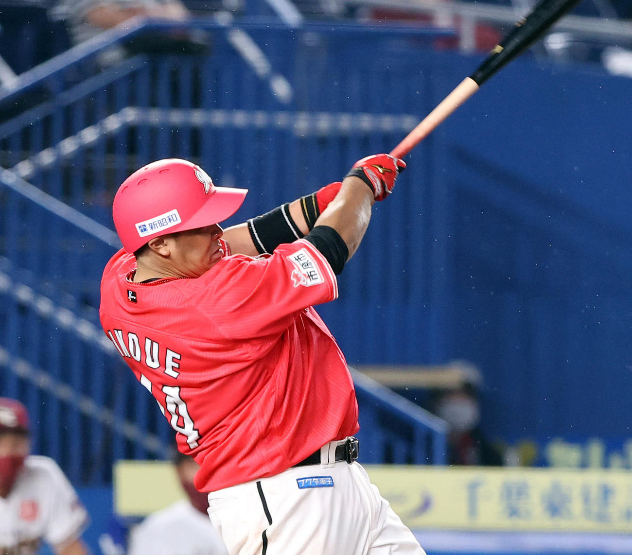 8回裏ロッテ2死一塁、この試合3発目となる同点2点本塁打を放つ井上（撮影・垰建太）