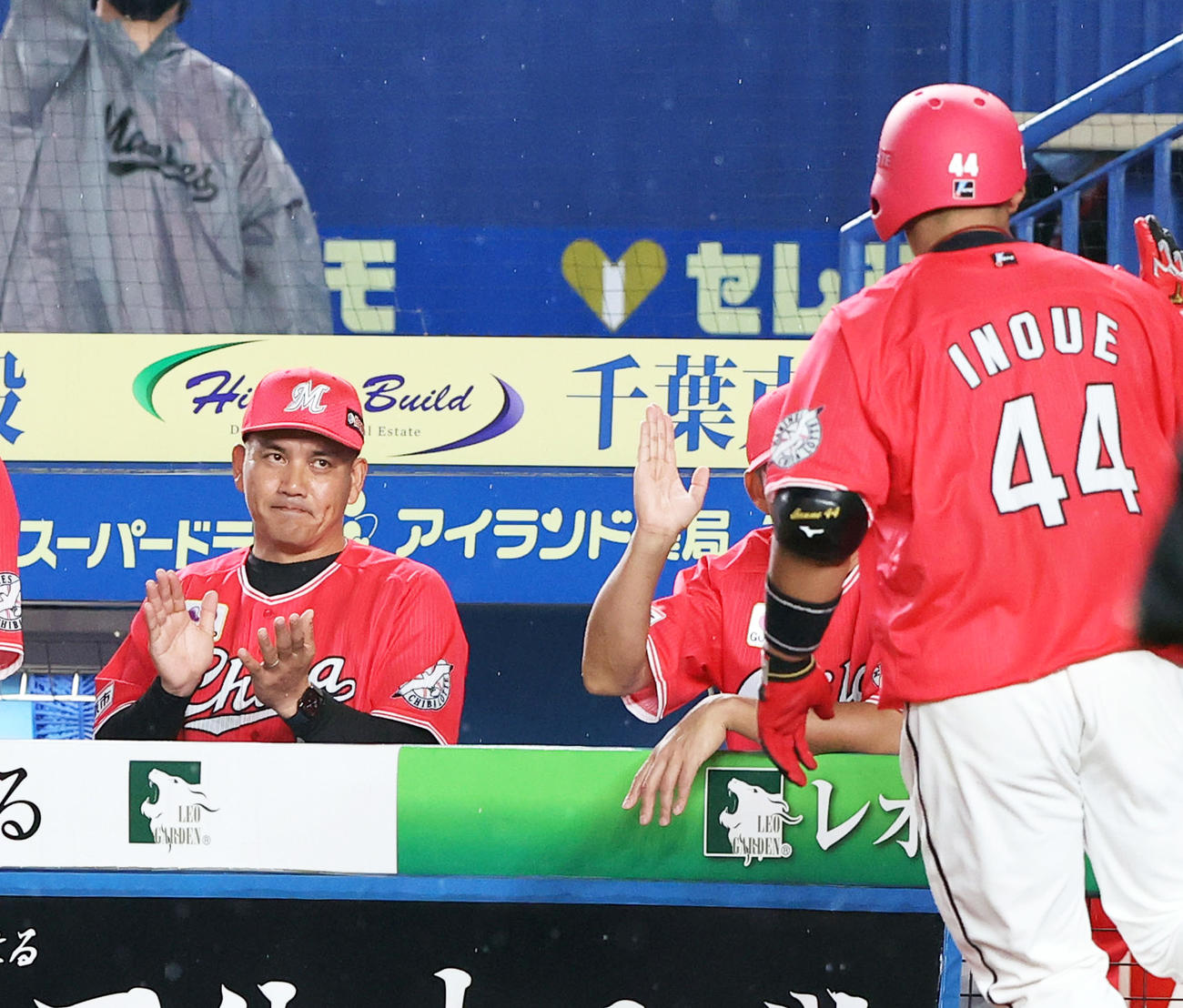 3回裏ロッテ無死、2打席連続となる右越えソロ本塁打を放った井上（右）を拍手で出迎える井口監督（撮影・垰建太）