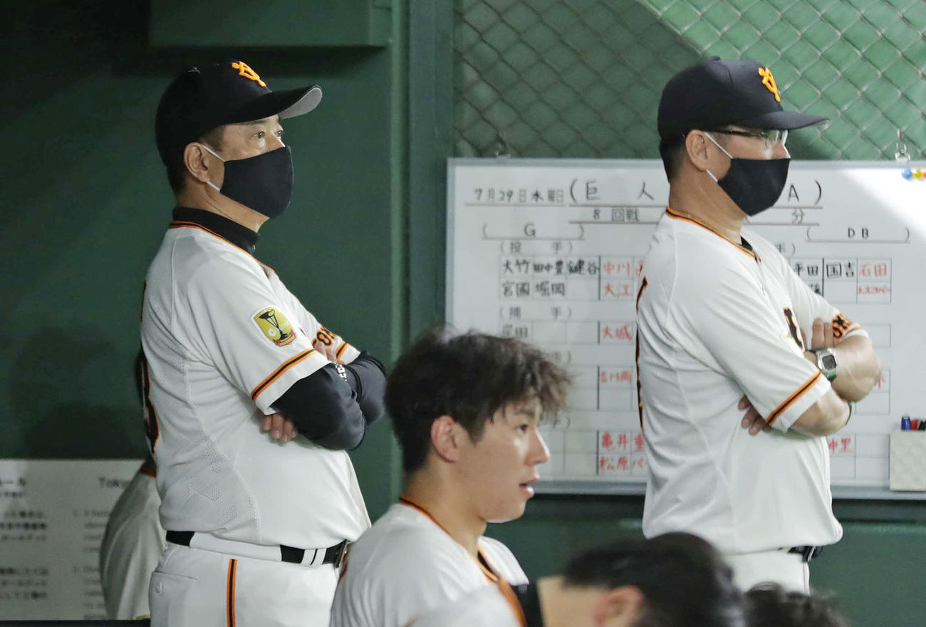巨人対DeNA　ベンチから腕を組んで戦況を見つめる原監督（左）（撮影・河野匠）