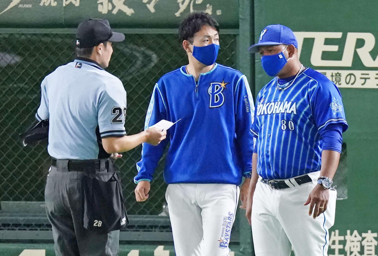 巨人対DeNA　7回裏開始前、選手交代を告げるDeNAラミレス監督（右）（撮影・江口和貴）