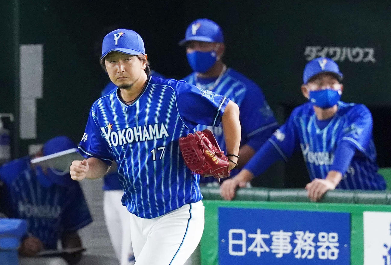 巨人対DeNA　9回裏、マウンドへ向かうDeNA5番手の三嶋（撮影・江口和貴）