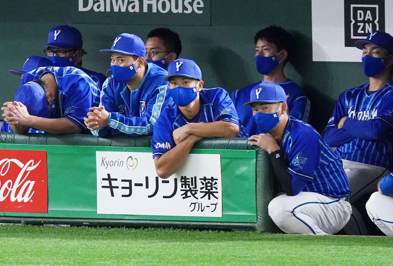 巨人対DeNA　9回裏、ベンチで両手を握るDeNA山崎（左端）（撮影・江口和貴）