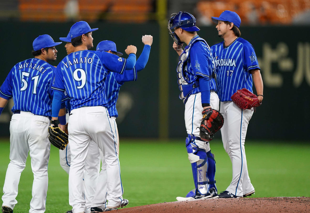 巨人対DeNA　巨人に勝利し、ハイタッチを交わすDeNAナイン（撮影・鈴木みどり）