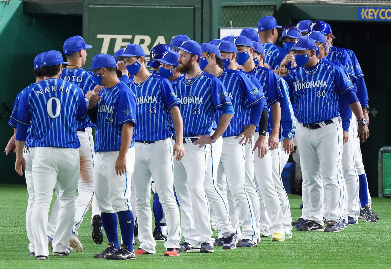 巨人対DeNA　勝利のタッチをかわすDeNAナイン（撮影・江口和貴）