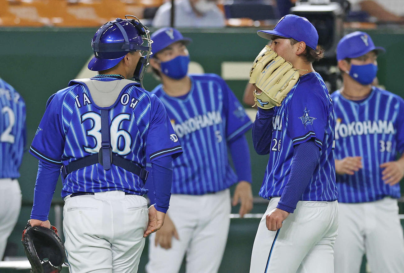 巨人対DeNA　2回裏を終え、無失点に抑えるも満塁のピンチを招いた浜口（右）は高城と言葉を交わしながら引き揚げる（撮影・河野匠）