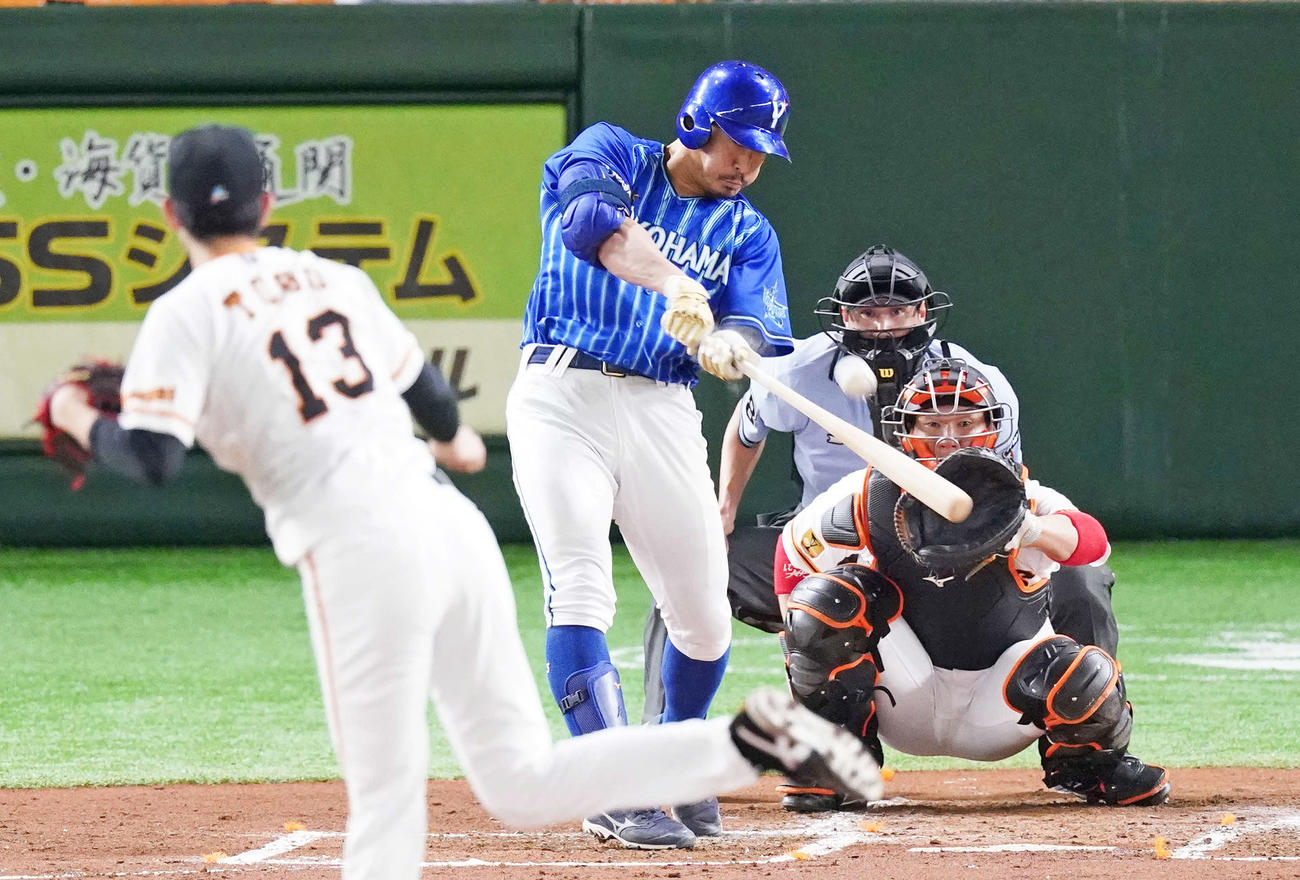 巨人対DeNA　3回表DeNA2死、右越え先制ソロ本塁打を放つ梶谷。投手戸郷（撮影・江口和貴）