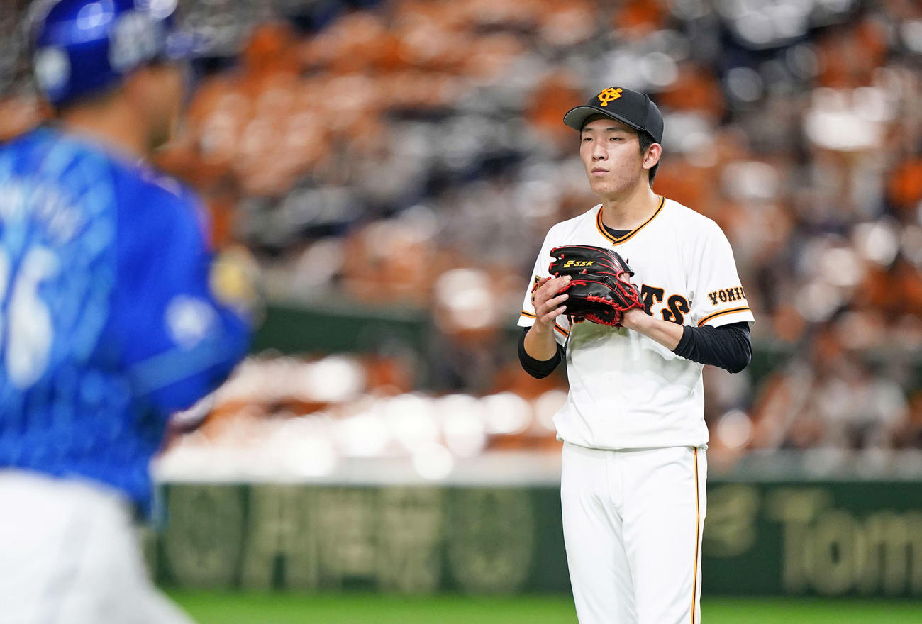 巨人対DeNA　5回表DeNA1死一塁、高城に左越え2点本塁打を浴びる戸郷（撮影・鈴木みどり）