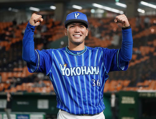 巨人対DeNA 巨人に勝利し、ガッツポーズするDeNA高城(撮影・鈴木みどり)