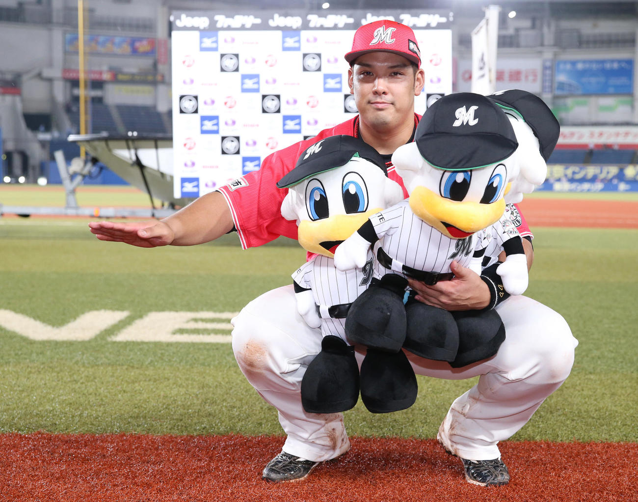 ロッテ対楽天　ヒーローインタビューを終え「ごっちゃし」で写真に納まるロッテ井上（撮影・垰建太）