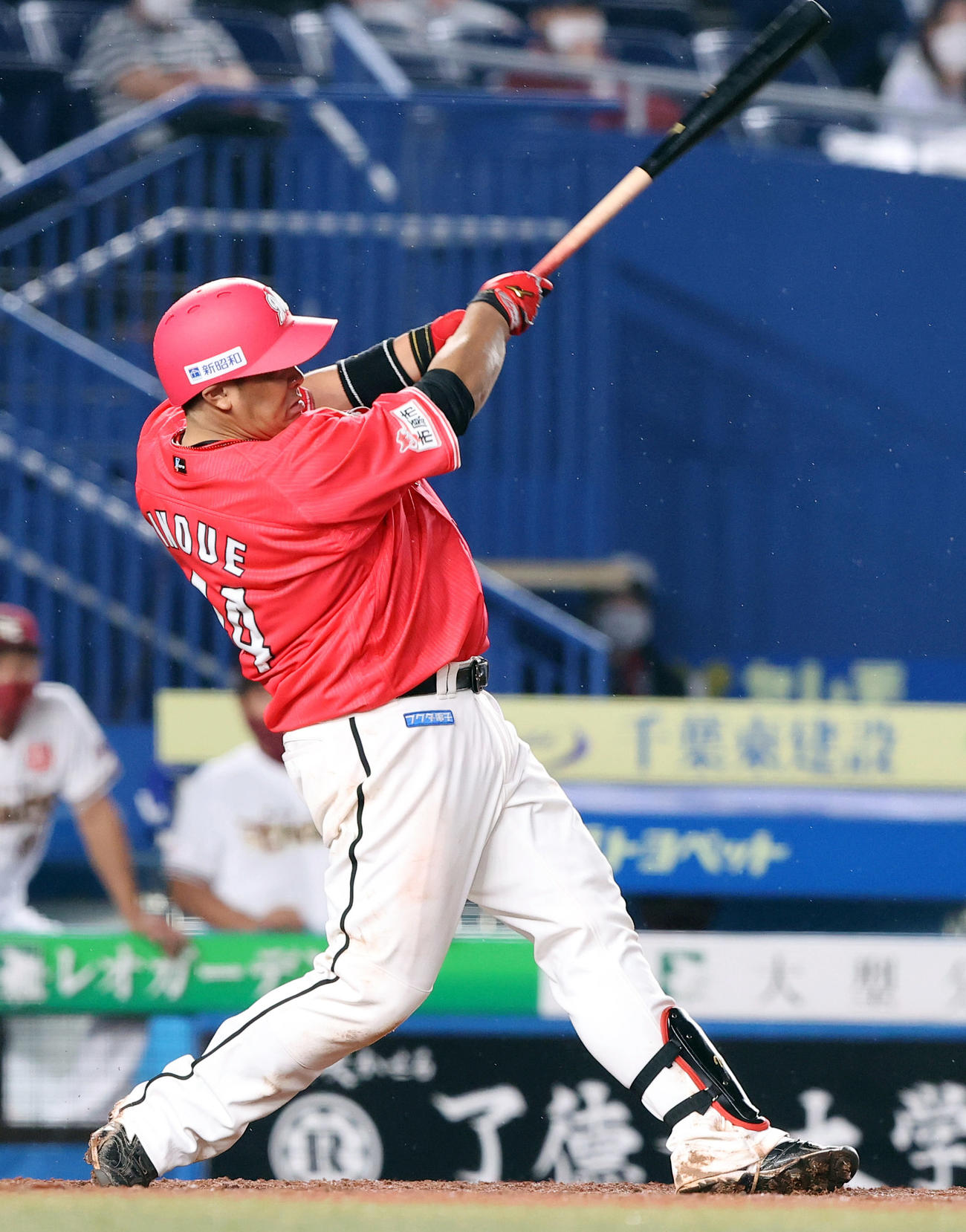 ロッテ対楽天　8回裏ロッテ2死一塁、同点となる2点本塁打を放つ井上（撮影・垰建太）
