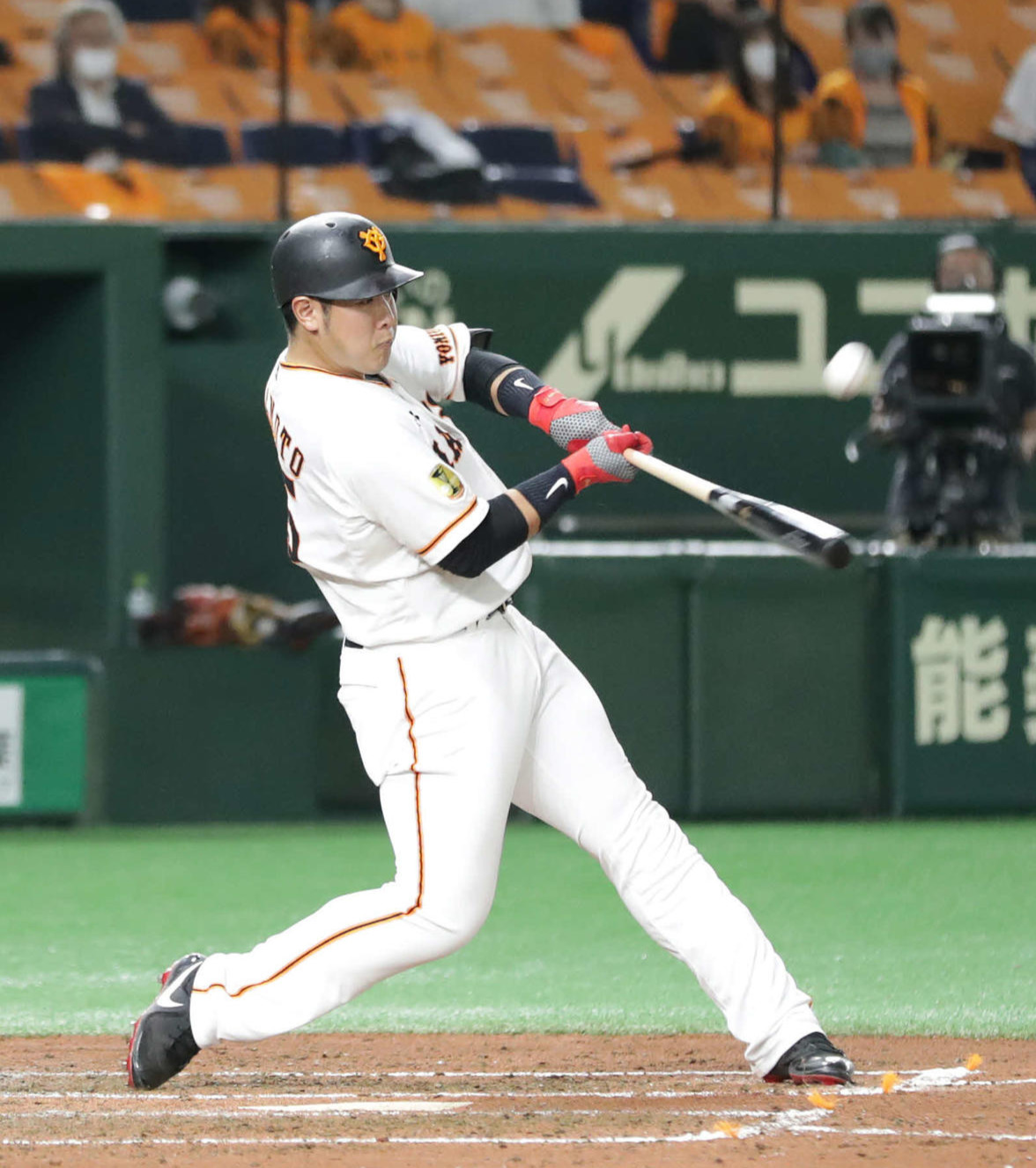 巨人対DeNA　4回裏巨人1死、左越え本塁打を放つ岡本（撮影・河野匠）