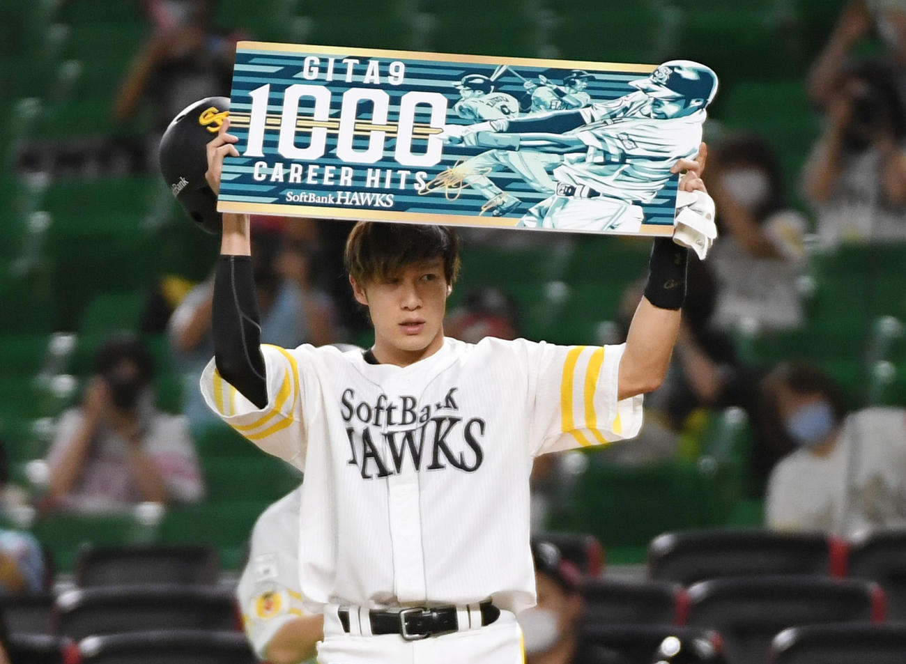 ソフトバンク対西武　3回裏ソフトバンク1死一塁、柳田は右越え安打を放ち、ベース上で記念の1000本安打のボードを掲げる（撮影・今浪浩三）