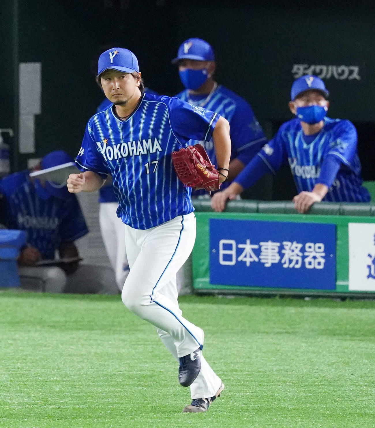 巨人対DeNA　9回裏、マウンドへ向かうDeNA5番手の三嶋（撮影・江口和貴）
