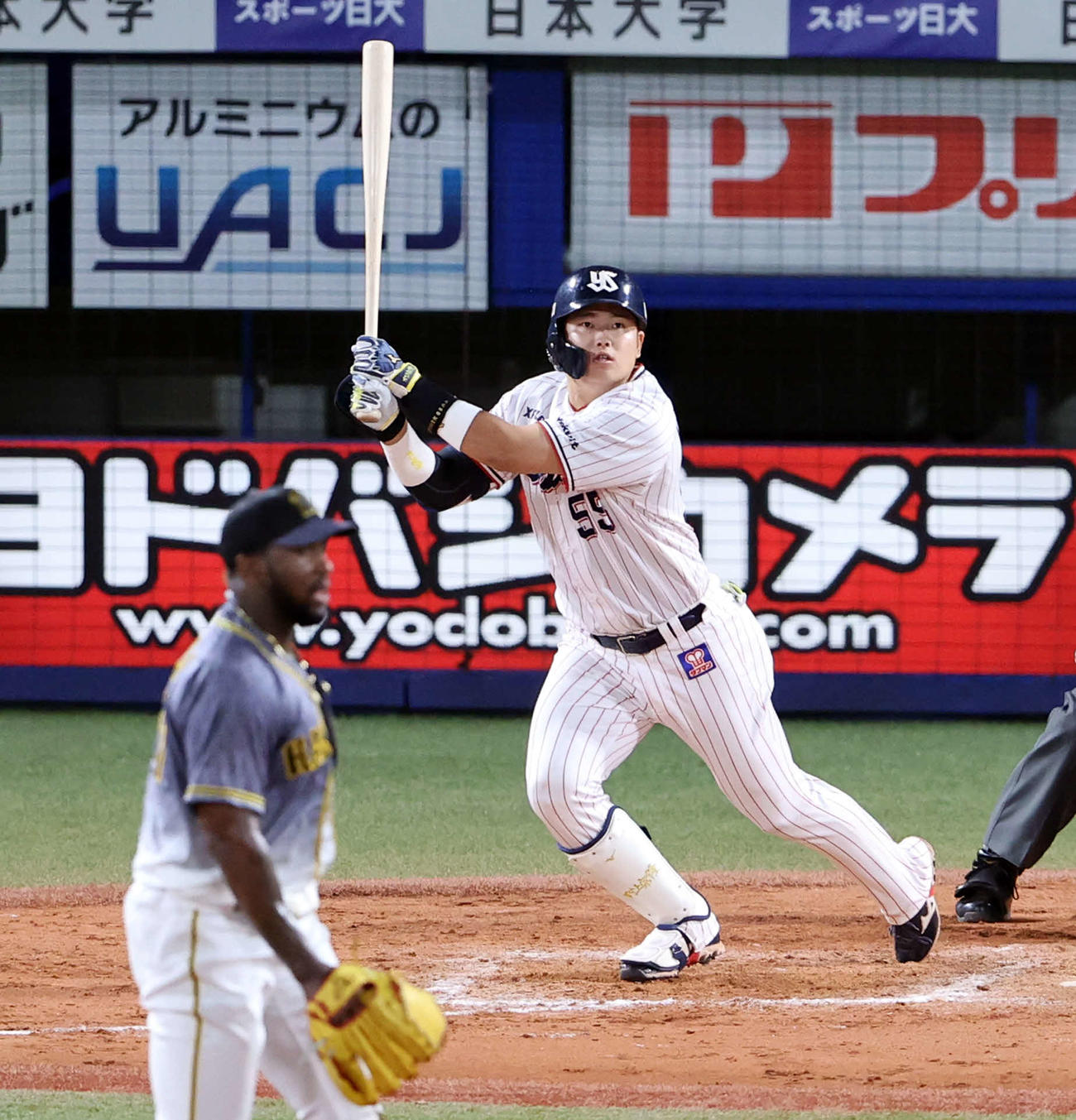 ヤクルト対阪神　4回裏ヤクルト無死二塁、村上は左中間2点本塁打を放つ。投手ガルシア（撮影・浅見桂子）