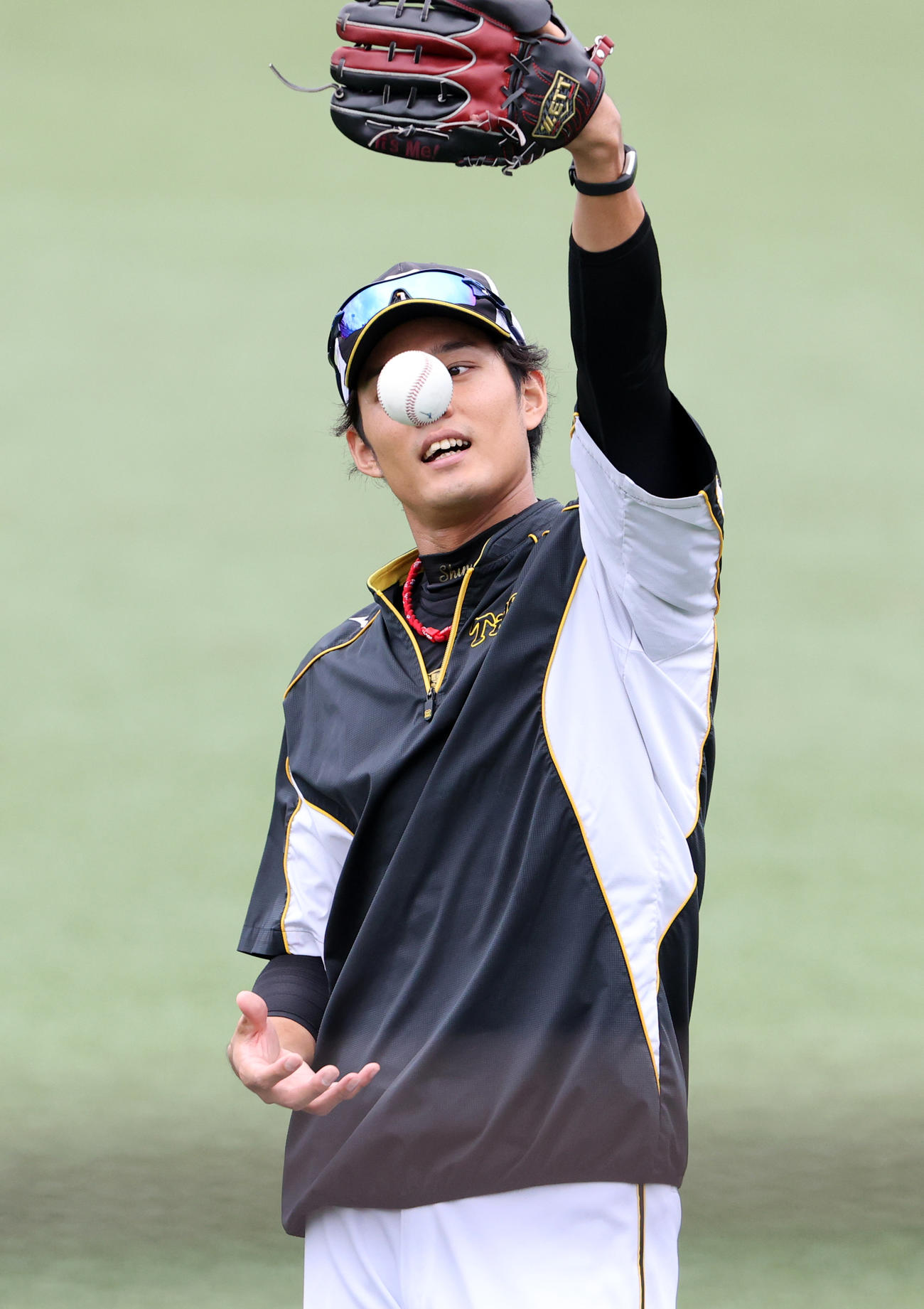 ヤクルト対阪神　キャッチボールを終えてボールをグラブから出す阪神の藤浪（撮影・浅見桂子）