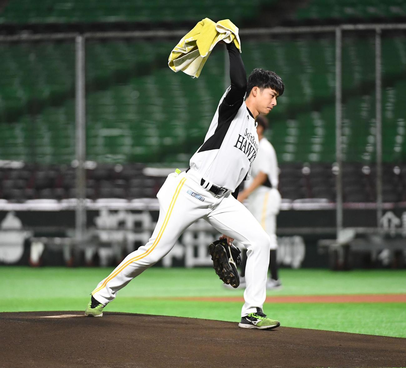 練習前、西武戦先発に向けペイペイドームのマウンドを確かめる板東湧梧（撮影・今浪浩三）