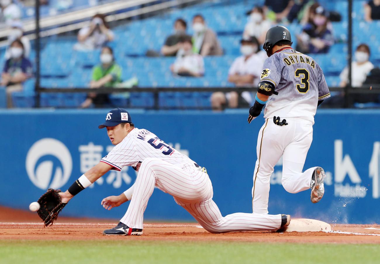 ヤクルト対阪神　1回表阪神1死一、三塁、大山悠輔は遊撃へ適時内野安打を放つ（撮影・加藤哉）