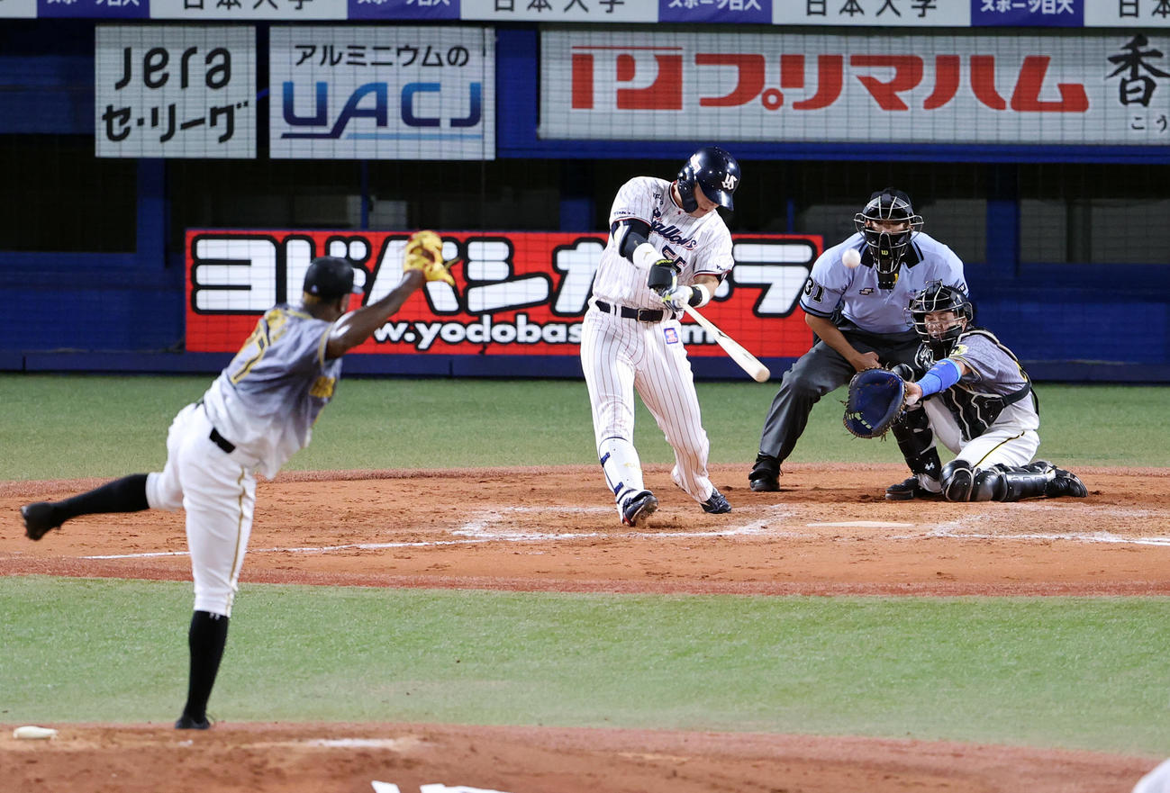 ヤクルト対阪神　4回裏ヤクルト無死二塁、村上は左中間2点本塁打を放つ。投手ガルシア（撮影・浅見桂子）