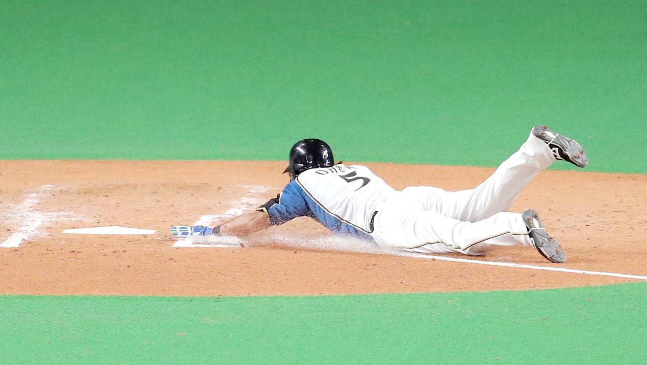 日本ハム対オリックス　2回裏日本ハム無死満塁、清宮の中犠飛で生還する三塁走者の大田（撮影・佐藤翔太）