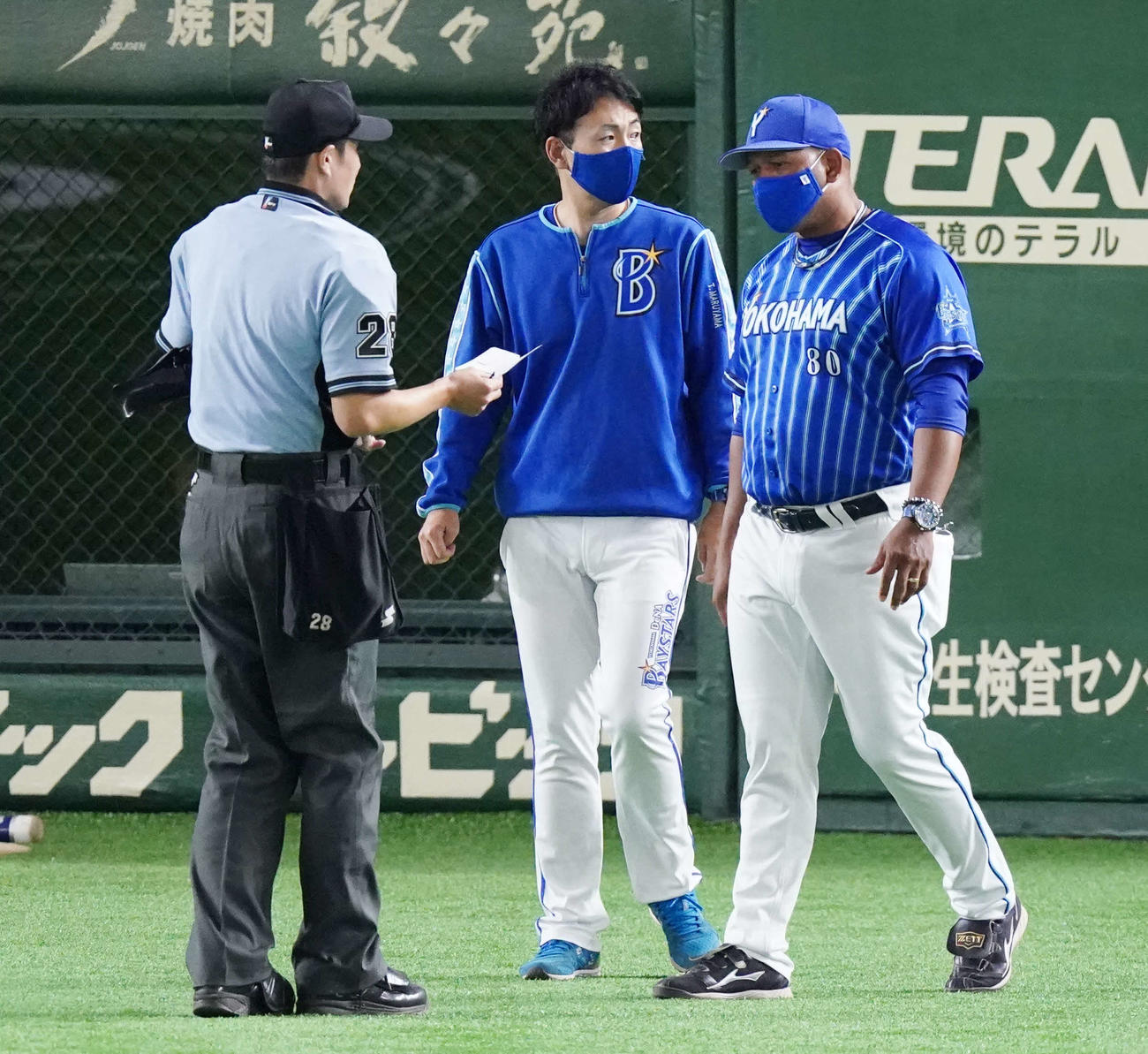 巨人対DeNA　7回裏開始前、選手交代を告げるDeNAラミレス監督（右）（撮影・江口和貴）