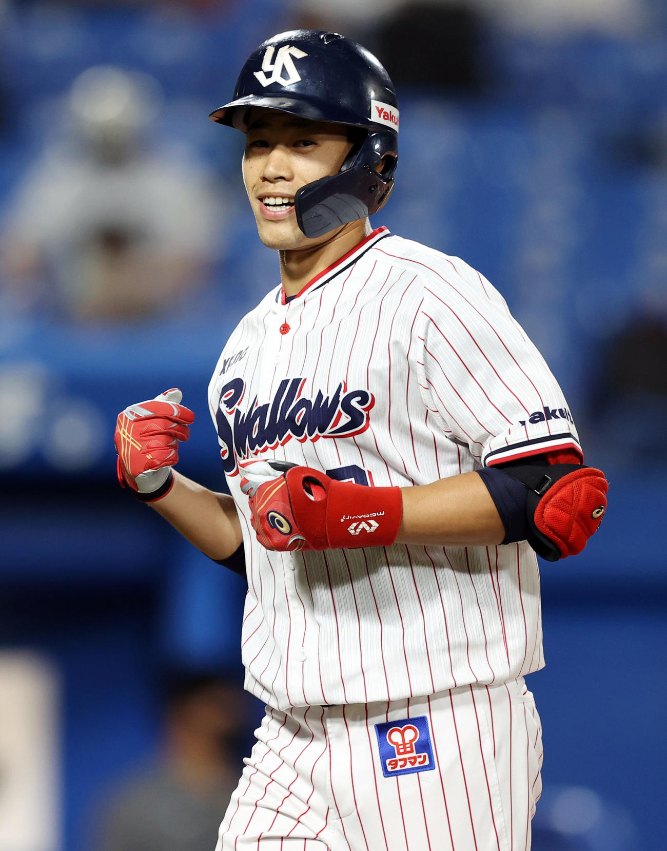 ヤクルト対阪神　6回裏ヤクルト無死、ソロ本塁打を放ち、笑顔を見せる塩見（撮影・狩俣裕三）