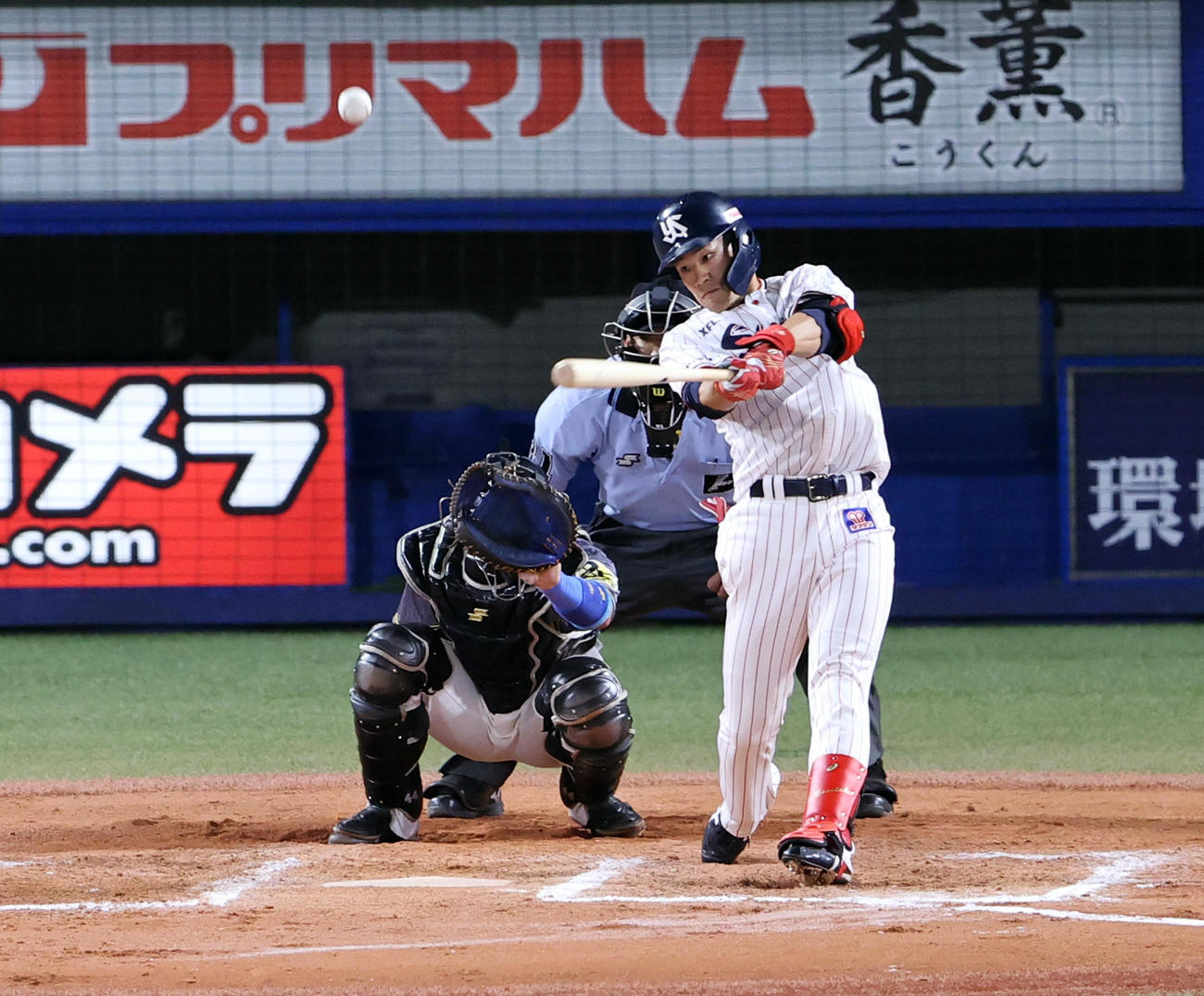 ヤクルト対阪神　6回裏ヤクルト無死、塩見は中越えソロ本塁打を放つ（撮影・浅見桂子）