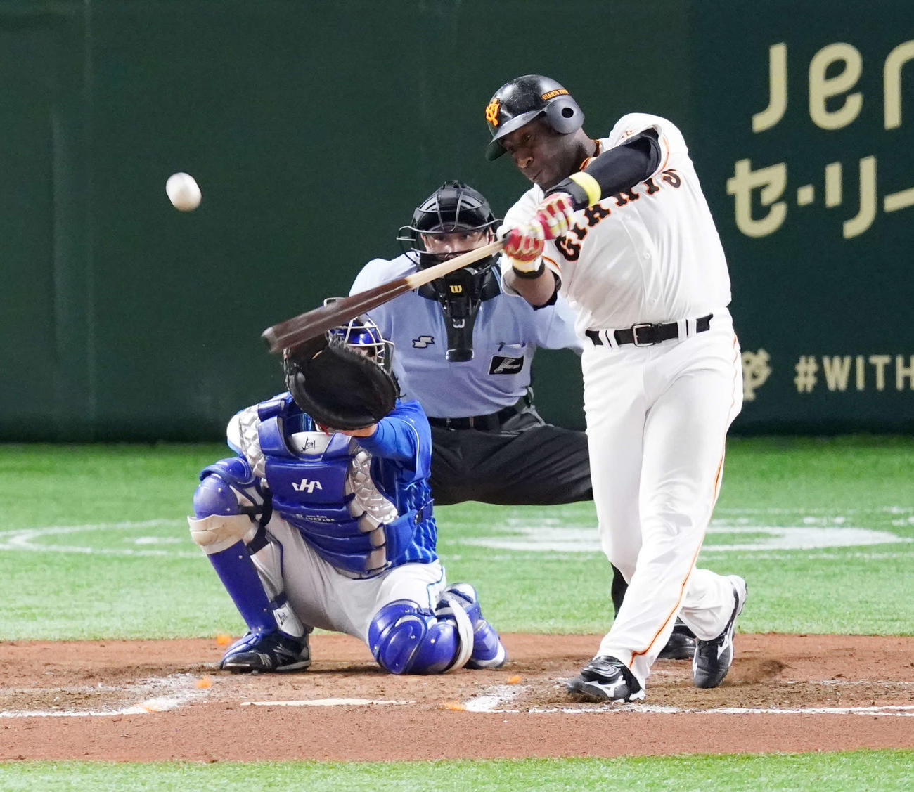 巨人対DeNA　6回裏巨人2死、右越えソロ本塁打を放つウィーラー（撮影・江口和貴）