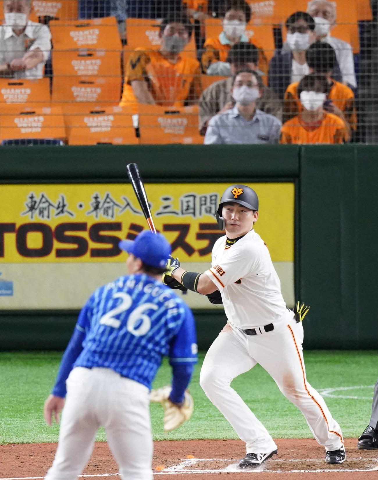 巨人対DeNA　6回裏巨人無死、右越えソロ本塁打を放つ丸。投手浜口（撮影・江口和貴）
