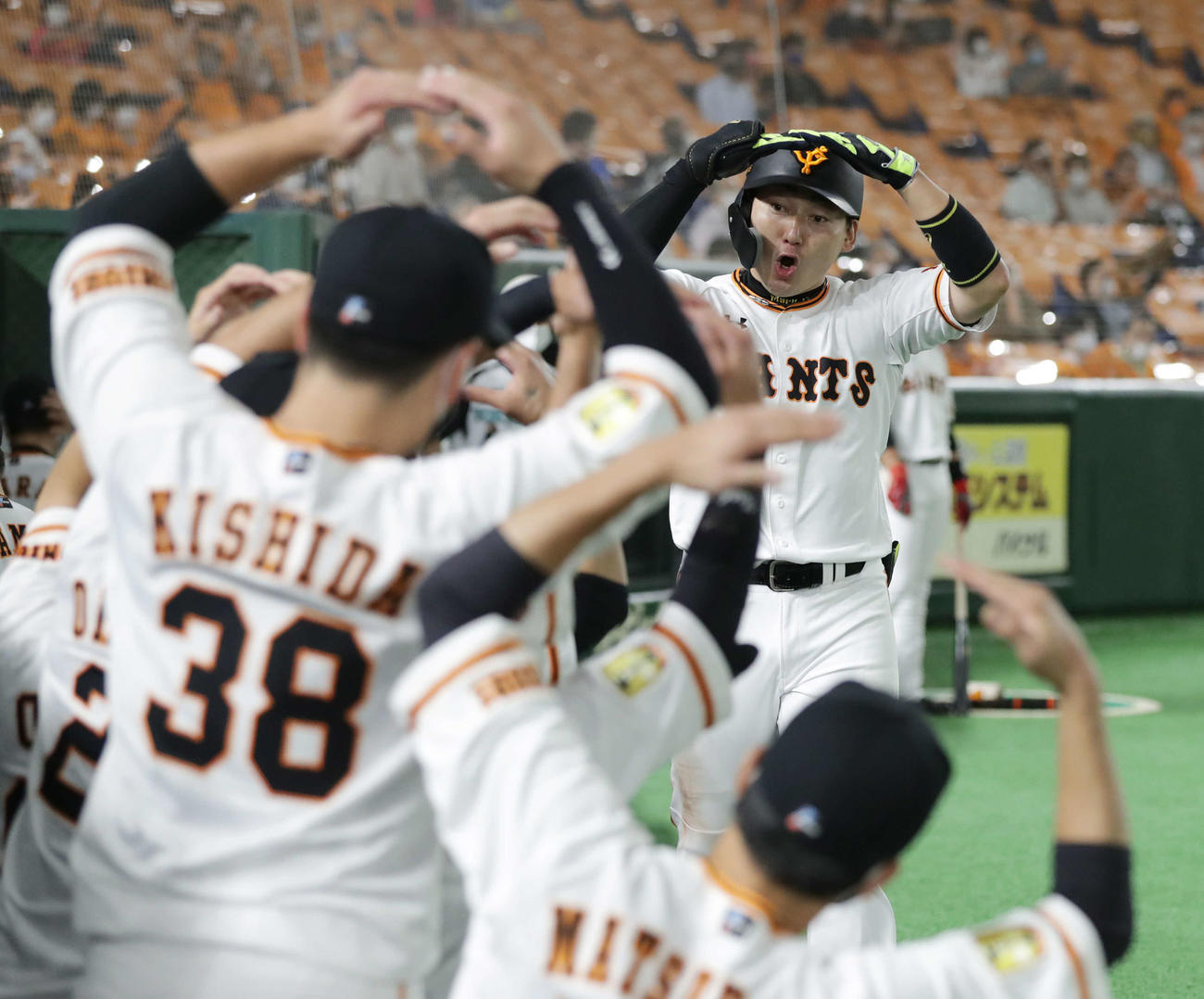 巨人対DeNA　6回裏巨人無死、右越え本塁打を放った丸はナインと一緒に丸ポーズで祝う（撮影・河野匠）
