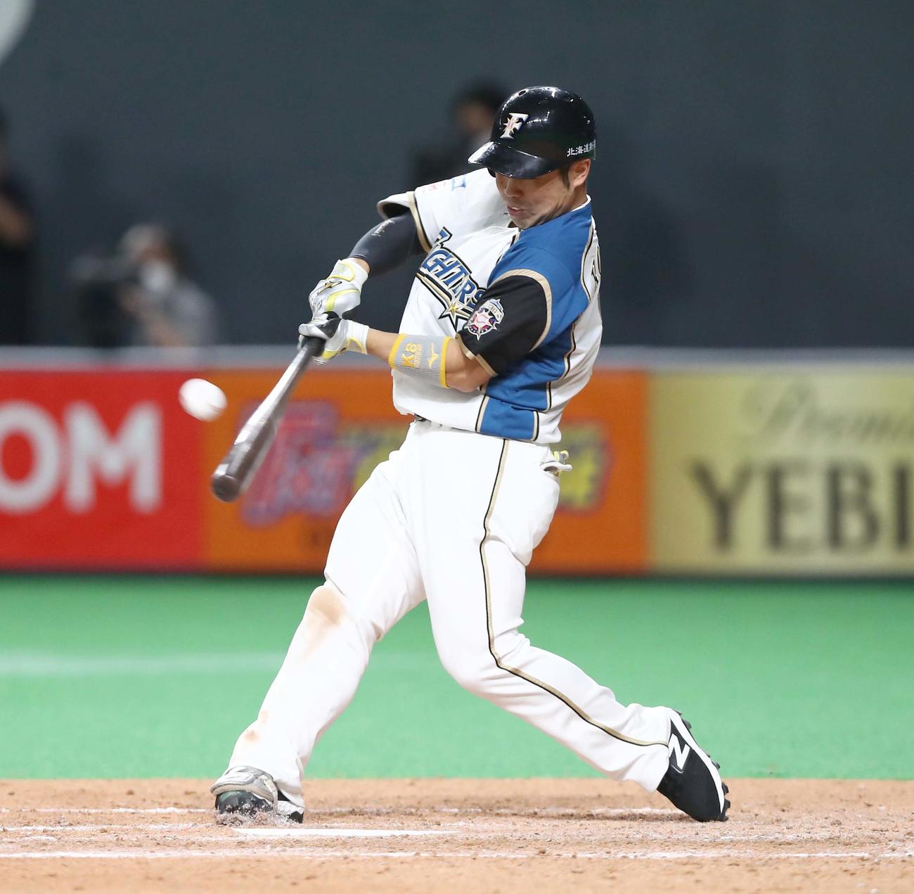 日本ハム対オリックス　5回裏日本ハム1死三塁、右犠飛を放つ近藤（撮影・黒川智章）