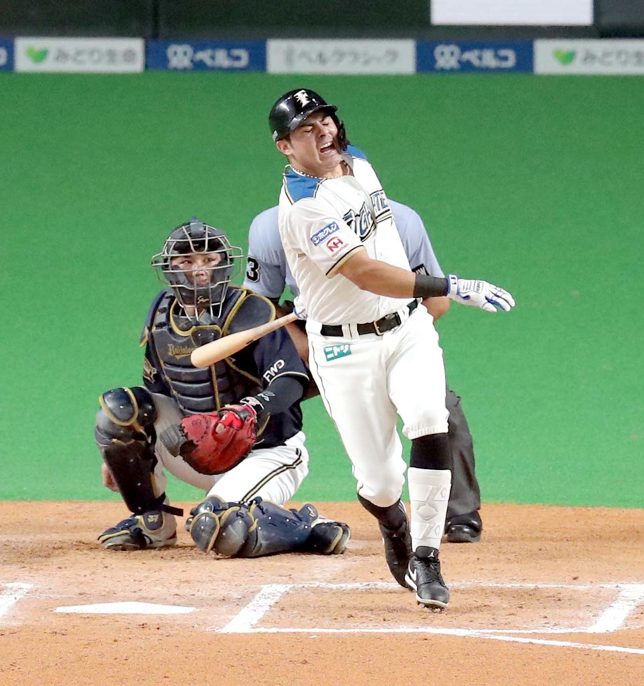日本ハム対オリックス　6回裏日本ハム無死一塁、ビヤヌエバは打撃後苦痛の表情を見せる（撮影・佐藤翔太）