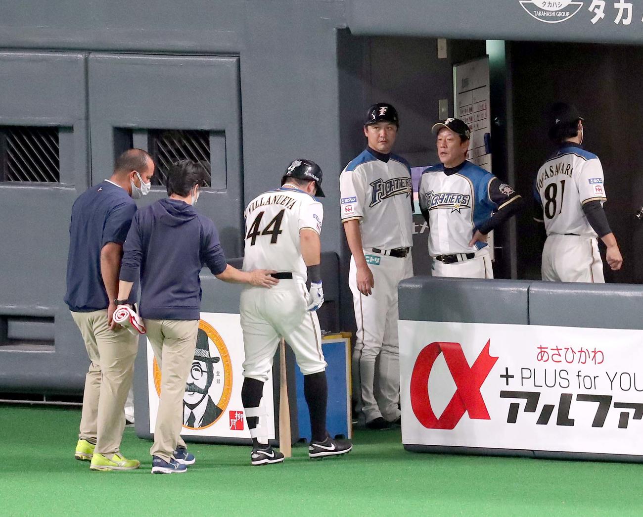 日本ハム対オリックス　ベンチに戻る日本ハム・ビヤヌエバを心配そうに見つめる栗山監督（右から2人目）（撮影・佐藤翔太）
