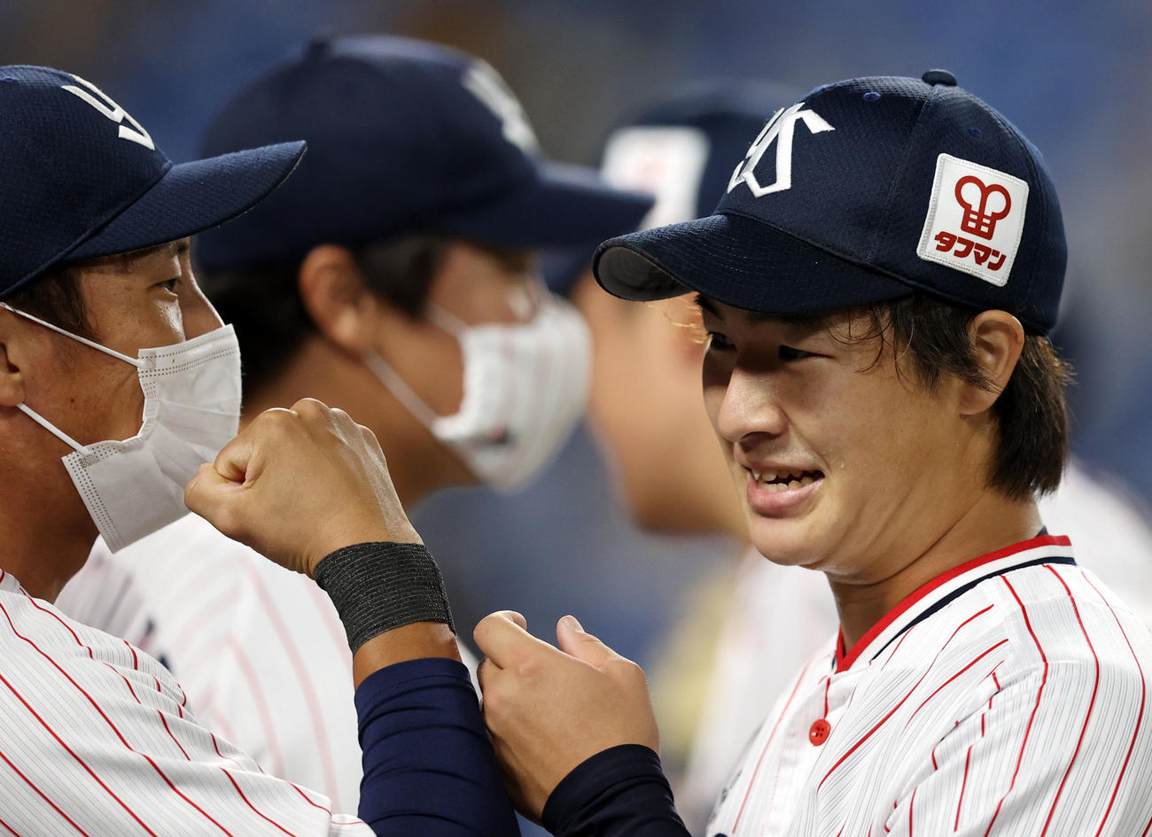 ヤクルト対阪神　6回表阪神2死満塁、糸井を空振り三振に仕留め、ベンチに迎えられる長谷川（右）（撮影・狩俣裕三）