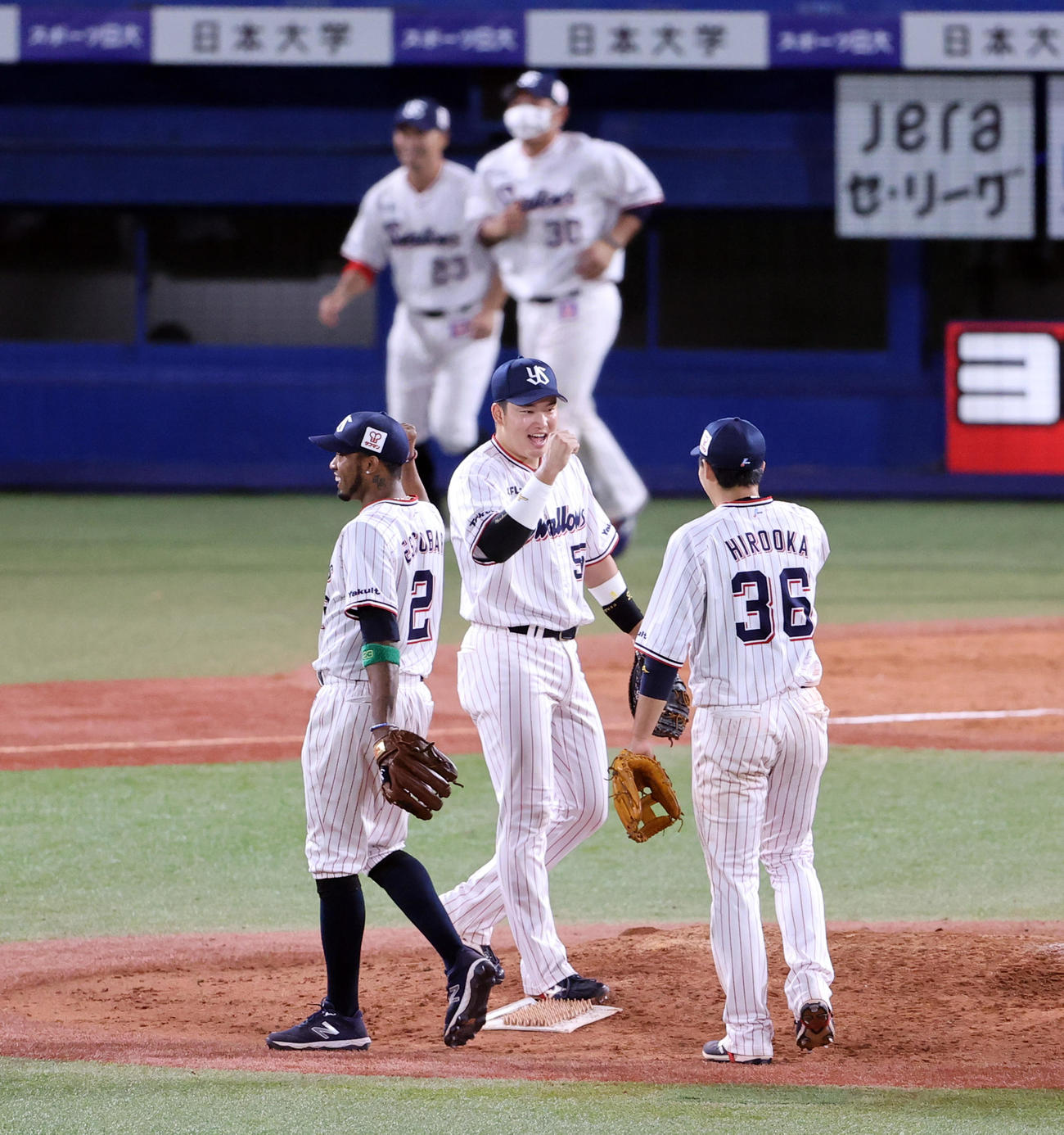 ヤクルト対阪神　3－1で勝利し、笑顔でナインとグータッチする村上（中央）らヤクルトの選手たち（撮影・浅見桂子）