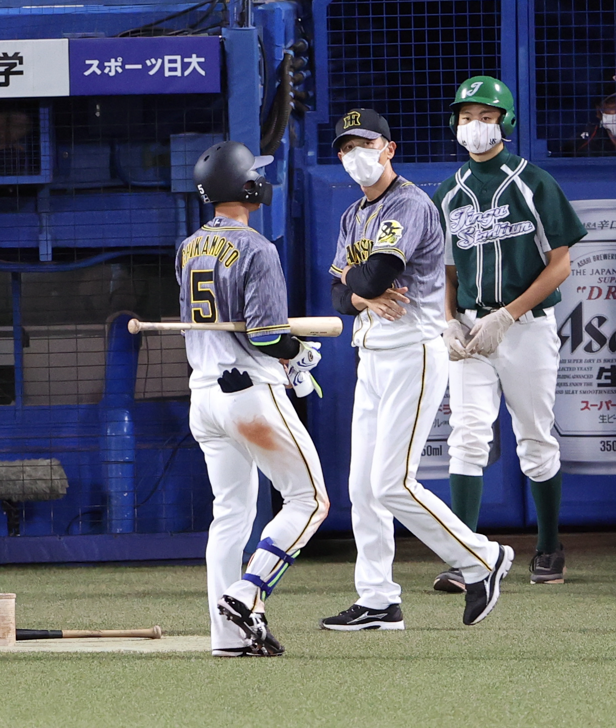 ヤクルト対阪神　8回表阪神2死一、二塁、近本（手前）が見逃し三振に倒れ、腕組みしながら選手交代を告げに出る矢野監督（撮影・浅見桂子）